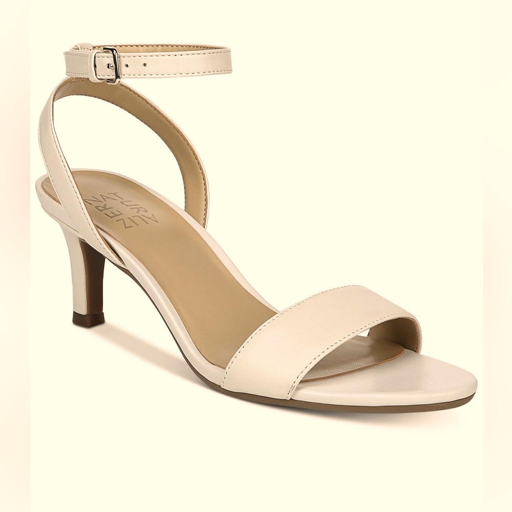 NIB! Naturalizer Hattie sandals in Alabaster size 9.  Brand new!